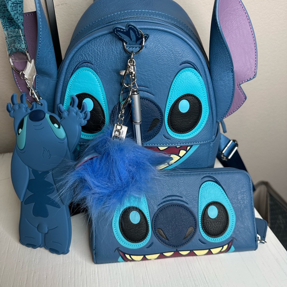 Blue  Backpack and Wallet Set with lanyard and flashing light.